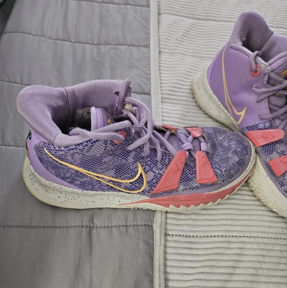 Nike Kyrie 7 Daughters Purple and Pink Basketball Shoes Size 7